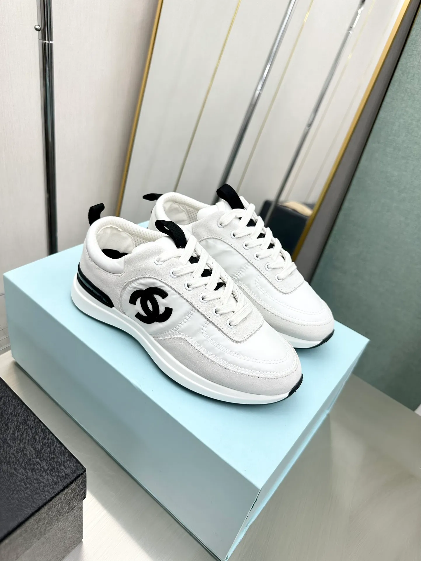 👟👟Ex-factory price 520 👟👟 CHANEL Chanel thick-soled panda sneakers Panda biscuit shoes Chanel 2023ss popular panda shoes 🐼Colorful thick-soled casual sports shoes sneakers The counter is synchronized The counter is very popular Very difficult to buy a shoe The most popular thick-soled panda shoes on the Internet It can be imagined that small fragrance control can not miss it, both appearance and comfort coexist. Simple and versatile white shoes. The thick sole increases the height and is super versatile. You can wear it with your eyes closed😍Whoever wears it will look better. Upper: calfskin. Lining: imported sheepskin lining. Outsole: T👟👟Ex-factory price U original outsole. Size: 35-40 (41 42 customized)